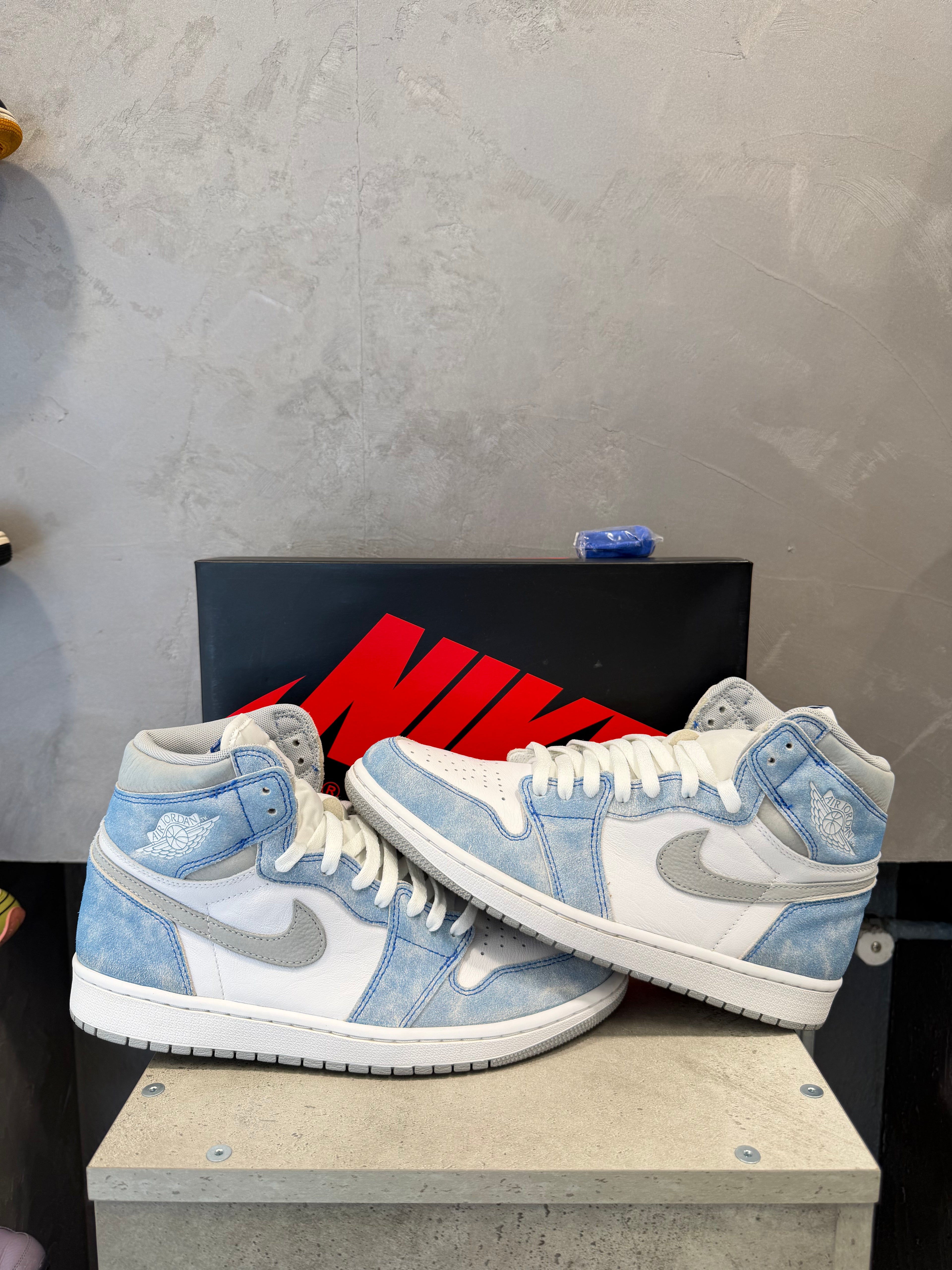Air Jordan 1 High Hyper Royal (44 EU)