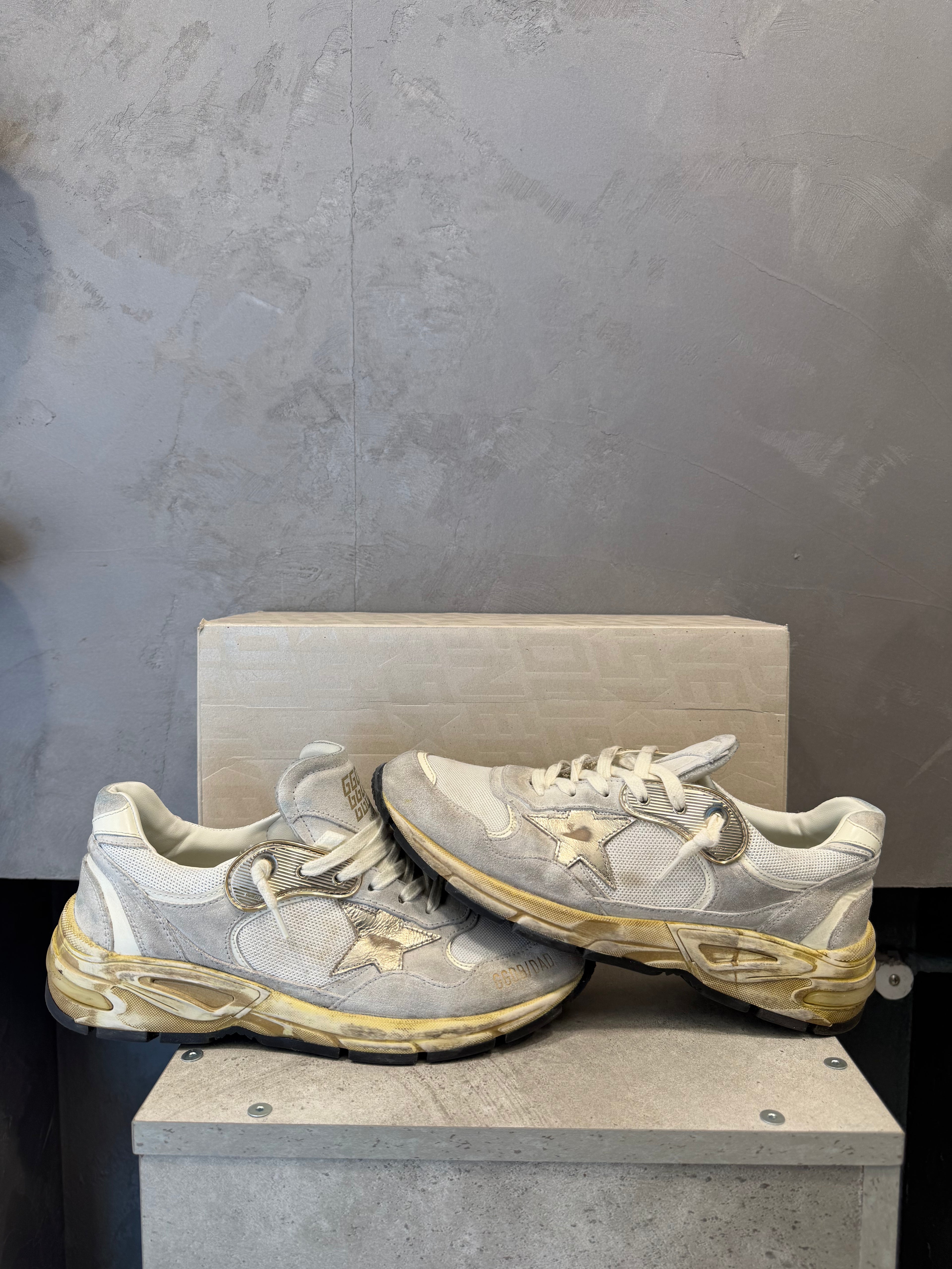 Golden Goose Dad-Star Daim Blanc Étoile en Cuir Lamé Doré (41 EU)