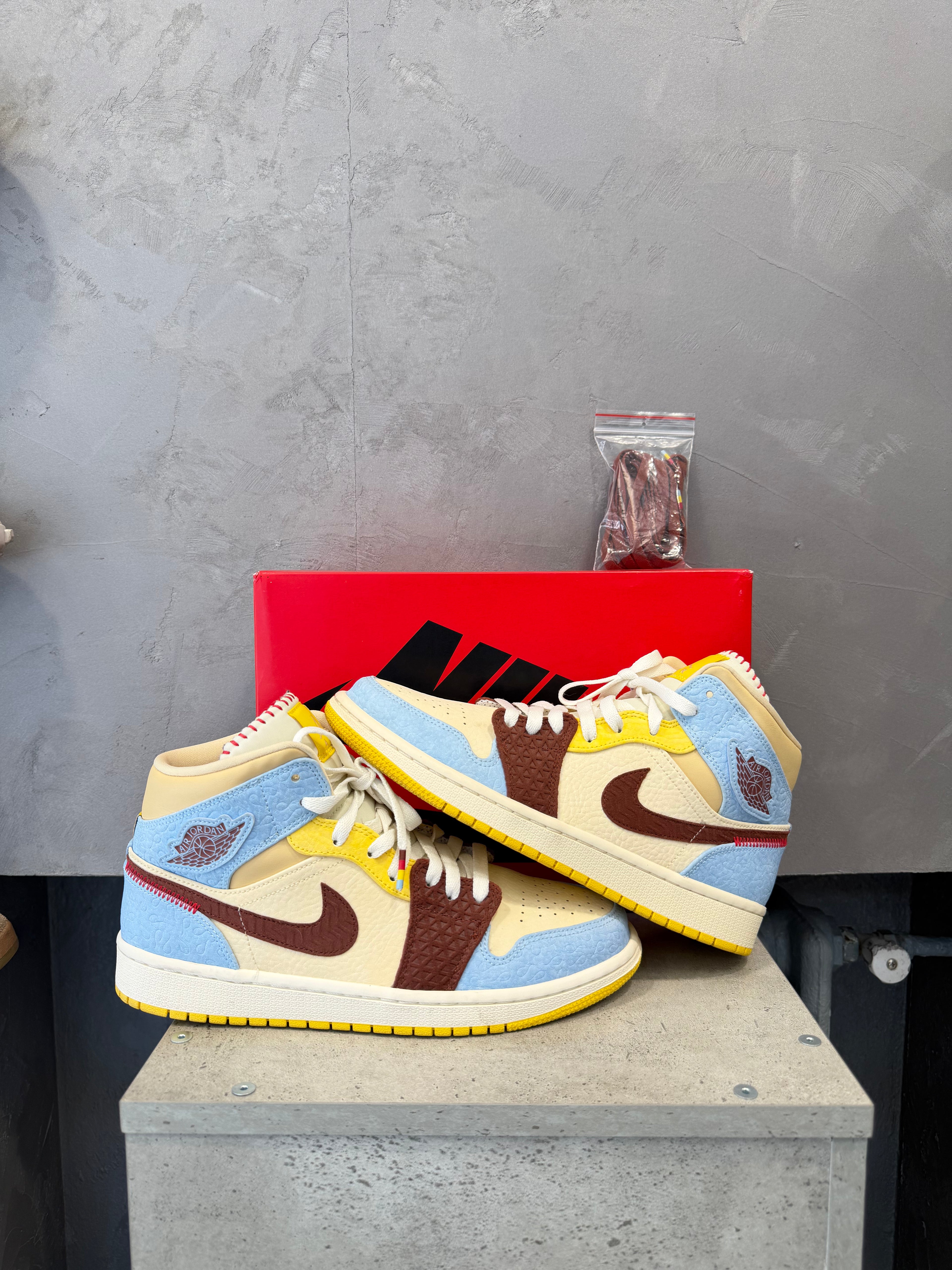 Air Jordan 1 Mid SE Fearless Maison Chateau Rouge (42,5 EU)
