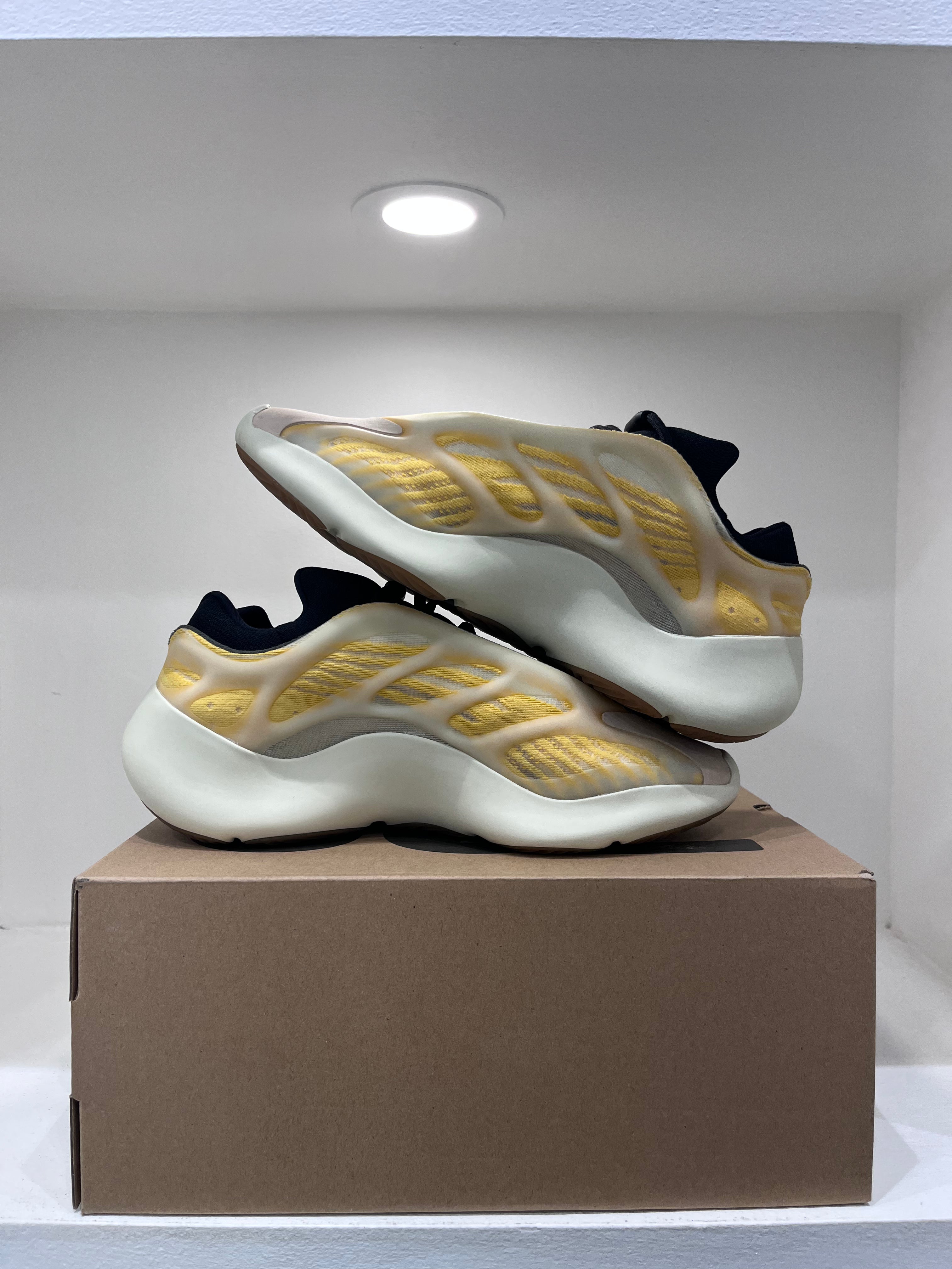 Adidas Yeezy 700 V3 Mono Safflower (42 2/3)